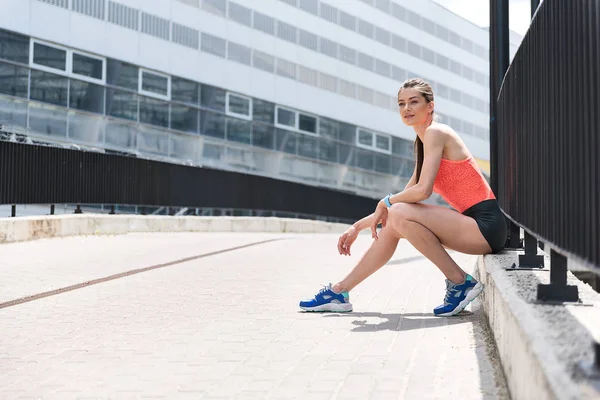 Mutlu kız çalıştırdıktan sonra dinlenme dışında