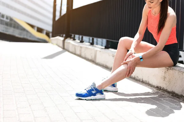 Joggeuse ressent de la douleur au pied — Photo