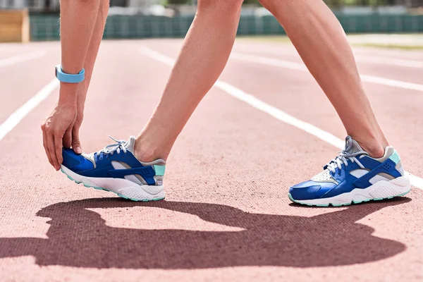 Jong meisje warming-up vóór joggen — Stockfoto