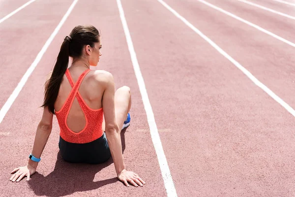 Pensativo jogger femenino descansando después del entrenamiento —  Fotos de Stock