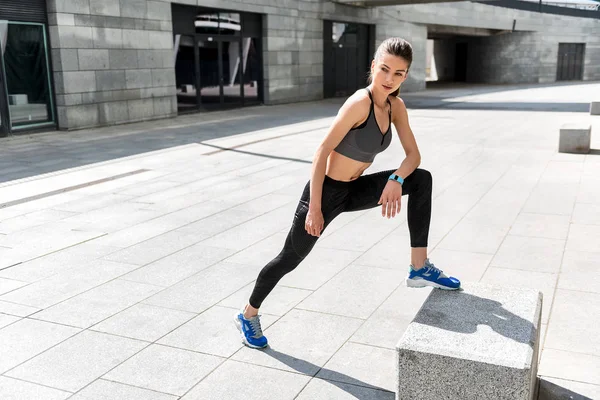 Självsäker sportig tjej tränar utomhus — Stockfoto