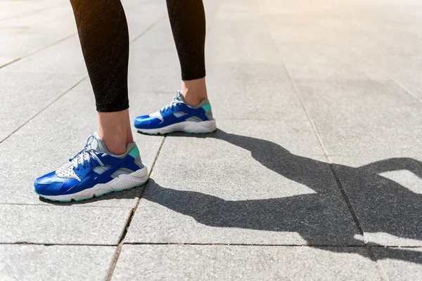 Voeten van jonge vrouw gaan voor sport — Stockfoto