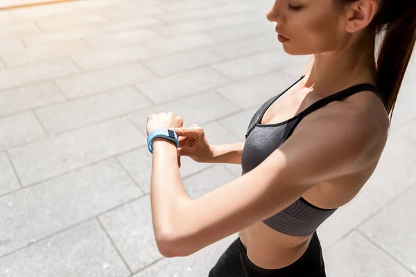 Lugn sportig tjej med smartwatch för träning — Stockfoto