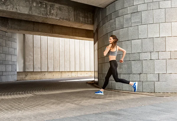 Felice sana ragazza jogging con piacere — Foto Stock