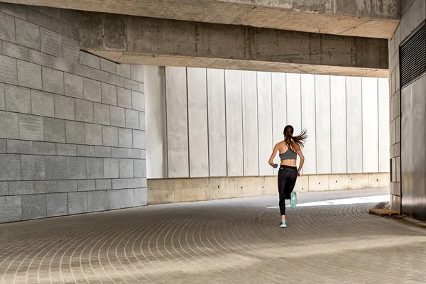 Stadı'nda çalışan neşeli genç kadın