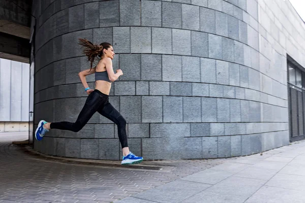 Usta kadın atlet açık havada koşu