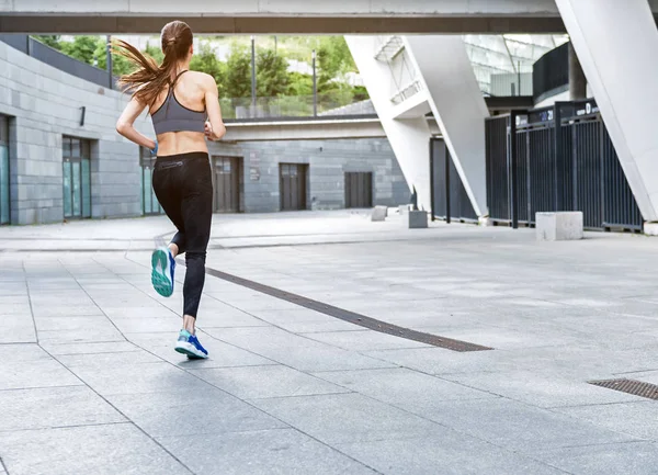 Ragazza allegra correre veloce all'aperto — Foto Stock