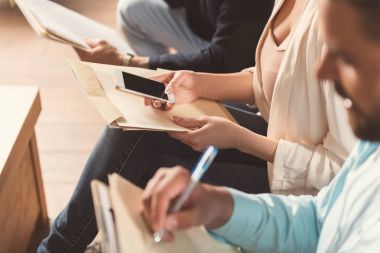 Genç erkek ve Bayan sırasındaki iş konuşmak için hazırlanıyor