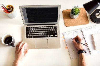 Kağıt ped içinde adam silah yazma