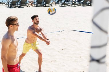 Sahil üzerinde etkin olan mutlu genç çocuklar dinlenme