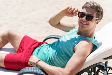 Neşeli genç adam geri kalan resort açık olması