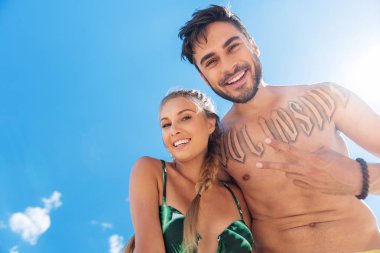 Mutlu genç erkek ve kadın plajda eğlenmek