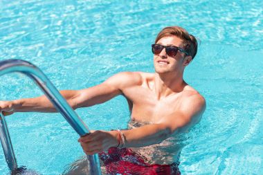 Mutlu genç adam yaz dinlenme açık