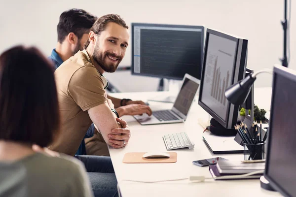 Scheidender bärtiger Arbeiter macht Schätzung auf dem Bildschirm — Stockfoto