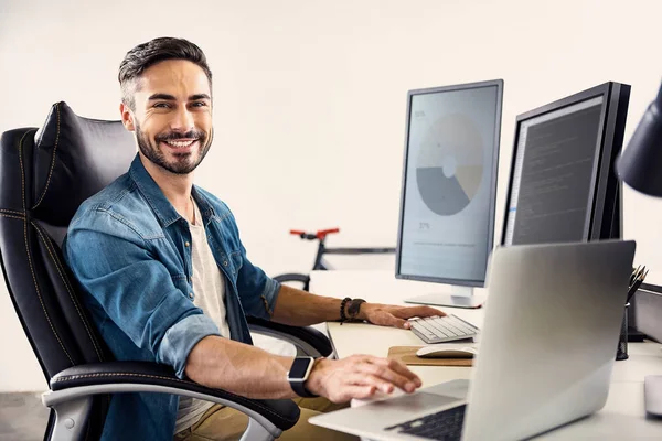 Hombre feliz teniendo trabajo en la computadora portátil — Foto de Stock