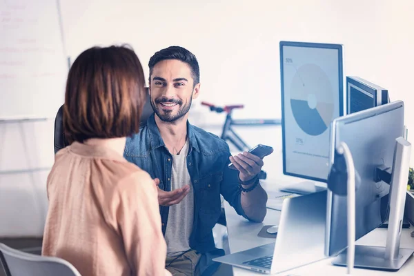 Travailleur souriant parlant avec une fille au bureau — Photo