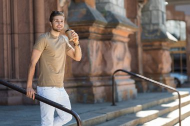 Neşeli genç adam şehir sokak ücretsiz vakit sakallı