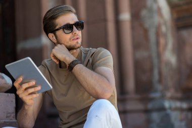 Ciddi genç sakallı adam açık Gadget'ı kullanma