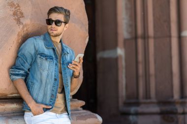 Şehir inşaat geziniyor sakallı ciddi genç adam