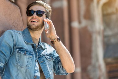 Neşeli genç adam aracı açık iletişim