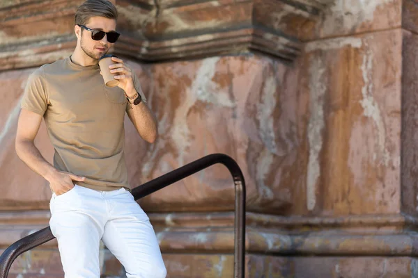 Uomo pacifico con la barba che riposa in città — Foto Stock