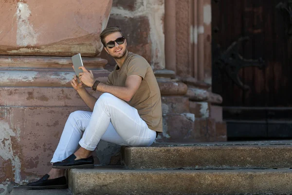 Veselý mladý týpek s odpočinek na městské ulici — Stock fotografie