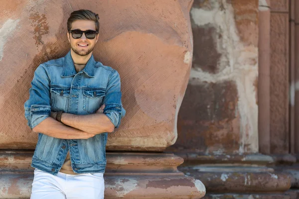 Şehir etrafında zaman gezi harcamaları neşeli genç erkek