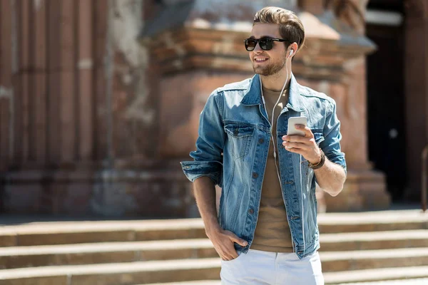 Şehrin sokaklarında dolaşan mutlu genç sakallı adam