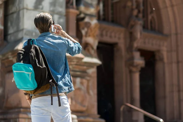 Genç adam ilgi şehir yer turuna katılma