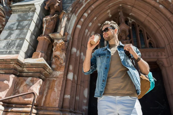 Cheery ungdomlig kille med skägg njuta sightseeing — Stockfoto