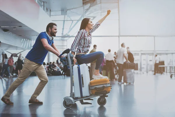 Hilarische lachende paar spelen bij terminal — Stockfoto