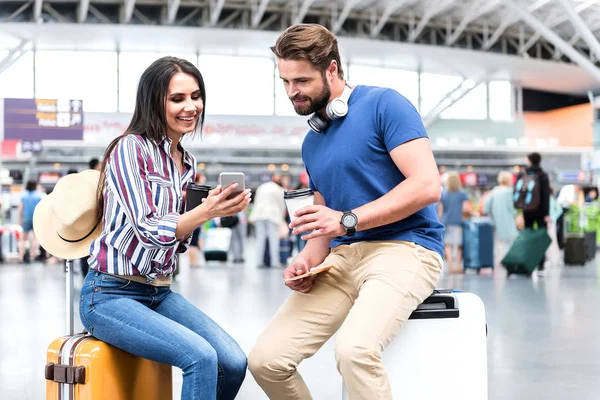 Feliz sorrindo as pessoas à espera de voo — Fotografia de Stock