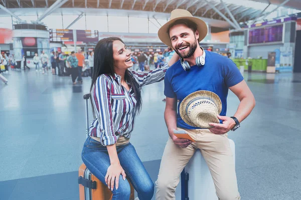 Hilarische lachende passagiers plezier in luchthaven — Stockfoto