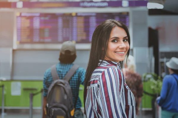 Hilarische lachende vrouw in luchthaven — Stockfoto