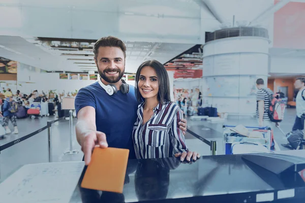 Felices pasajeros sonrientes listos para el vuelo — Foto de Stock