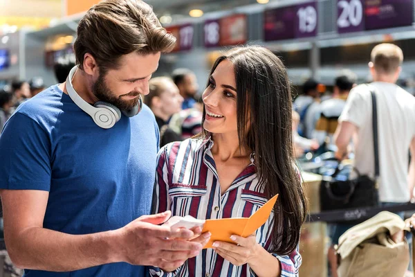 Casal alegre segurando documentos de plantio — Fotografia de Stock