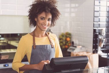 Neşeli genç kız işyerinde sevinç ifade