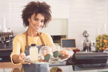 Mutlu çekici kız organik dükkanında çalışıyor