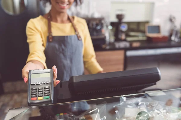 Vrolijke jonge vrouw werkt in biologische winkel — Stockfoto