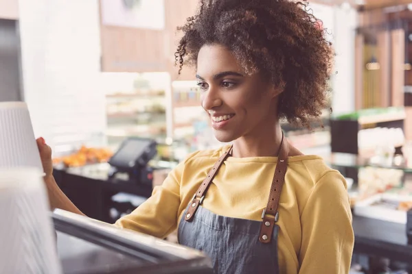 Neşeli Afrika garson organik dükkanında çalışmaktan