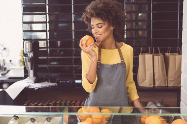 Melez kız organik gıda dükkanında çalışmaktan mutlu
