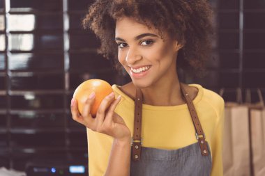 Pozitif güzel kız dükkanda gülümseme ile poz