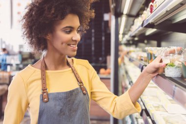 Neşeli kadın işçi dükkanında çalışıyor