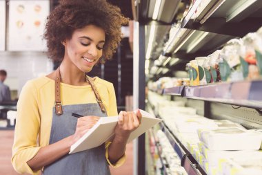 Neşeli kız ürünler dükkanda sayım yapma