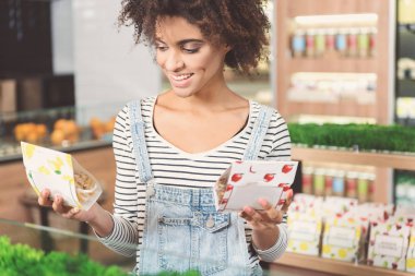 Neşeli genç kadın alışveriş yapma