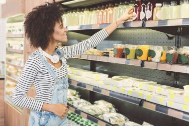 Hoş genç kadın organik mağazada alışveriş yapma