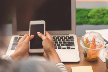 Şık kadın smartphone kullanarak ileti gönderme