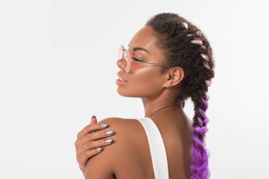 Sevimli genç kadın gülümseyerek poz