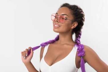 Pozitif şık genç ile modern mor pigtails duruyor