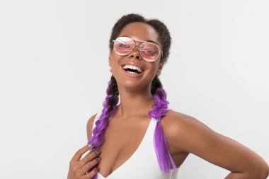 Trendy mutlu kız modern saç keyif alıyor